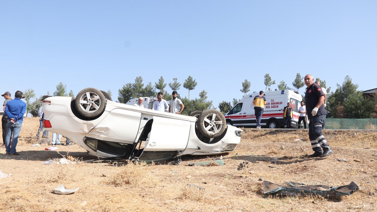 Diyarbakır'da takla atan otomobildeki 5 kişi yaralandı