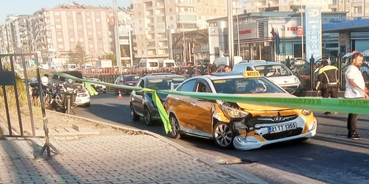 Diyarbakır’da zincirleme kaza; 4 araç çarpıştı