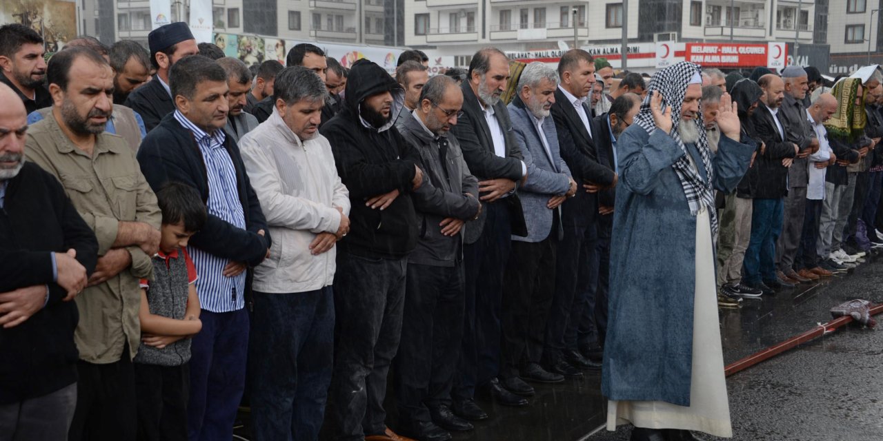 Diyarbakır'da sağanak altında Filistinliler için gıyabi cenaze namazı