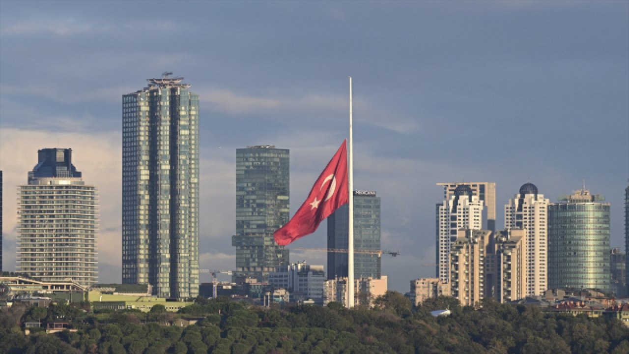 Türkiye'de bayraklar yarıya indirildi
