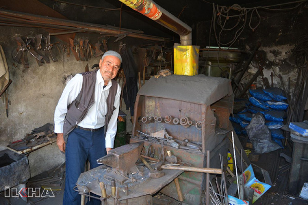 Video Haber: Demir ustası 60 yıldır demire şekil veriyor