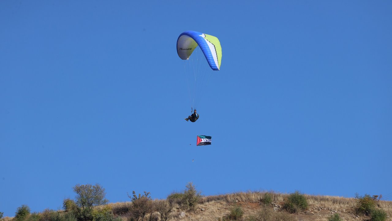 Diyarbakır'da yamaç paraşütü etkinliğinde Filistin bayrağı açıldı