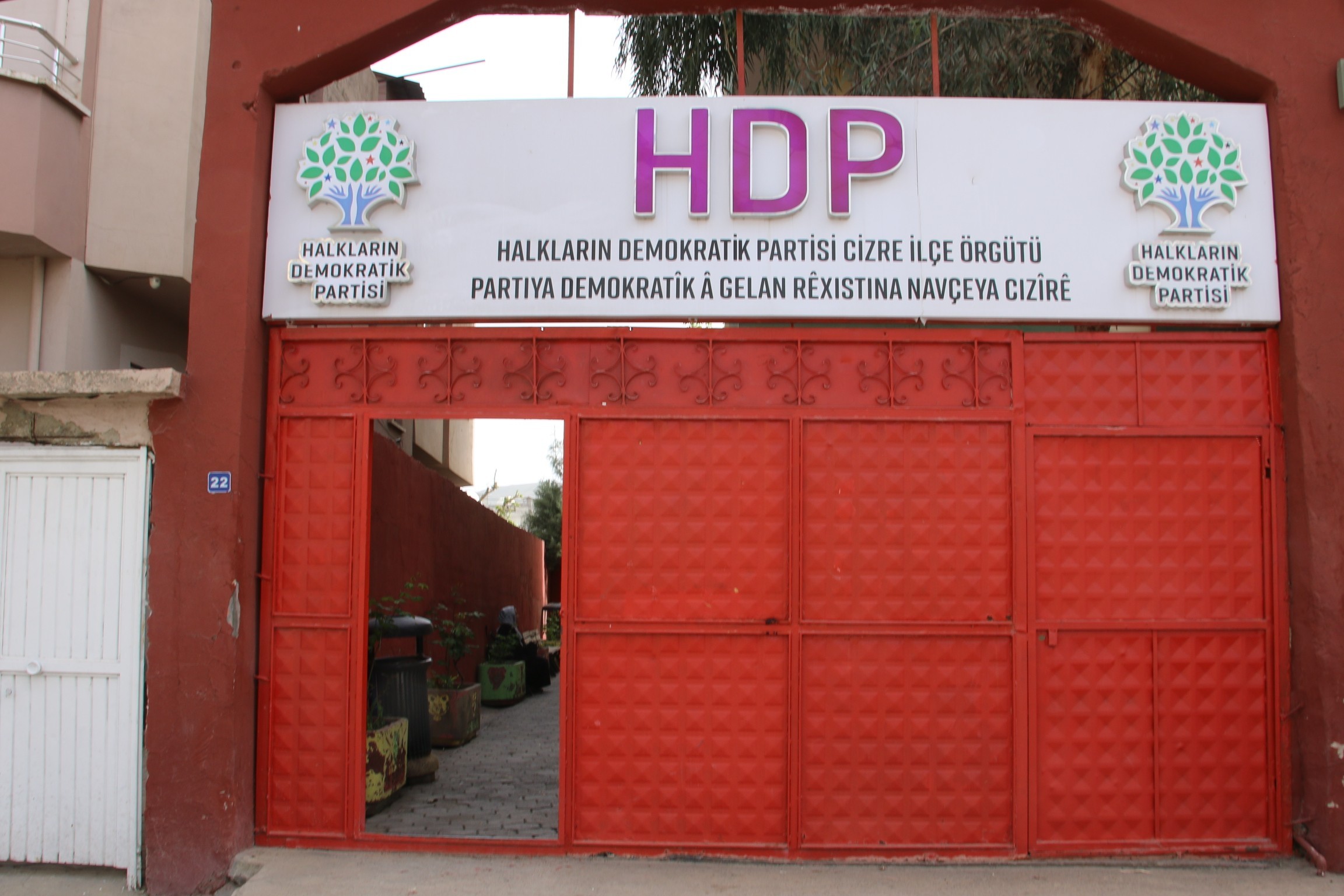 Cizre'de HDP binasına operasyon