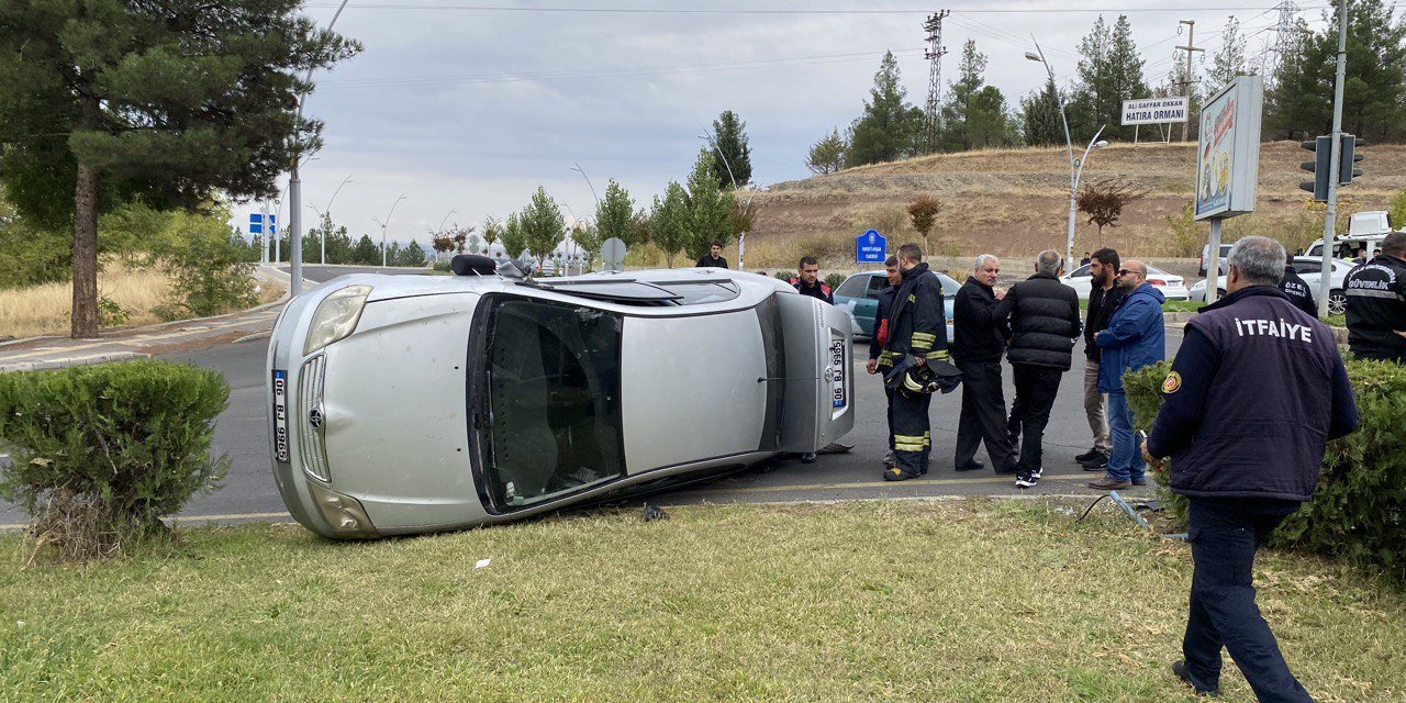 Diyarbakır'da otomobiller çapıştı; 2 kişi yaralandı