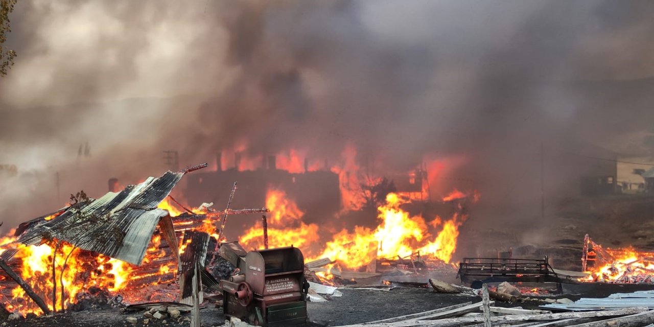 Alevlerin önüne geçilemiyor: 15 ev yandı!