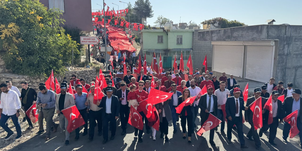 Diyarbakır'da 100 metrelik Türk bayrağı ile "Cumhuriyet Yürüyüşü"