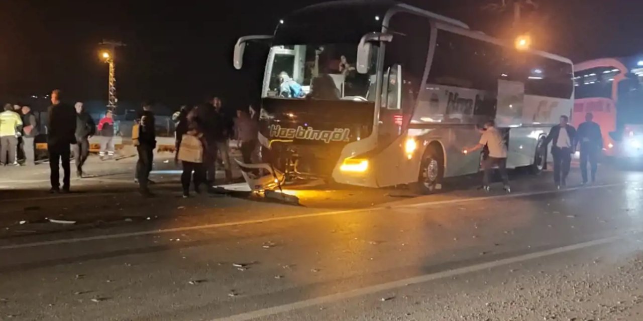Otobüs ile otomobil çarpıştı: 2 yaralı
