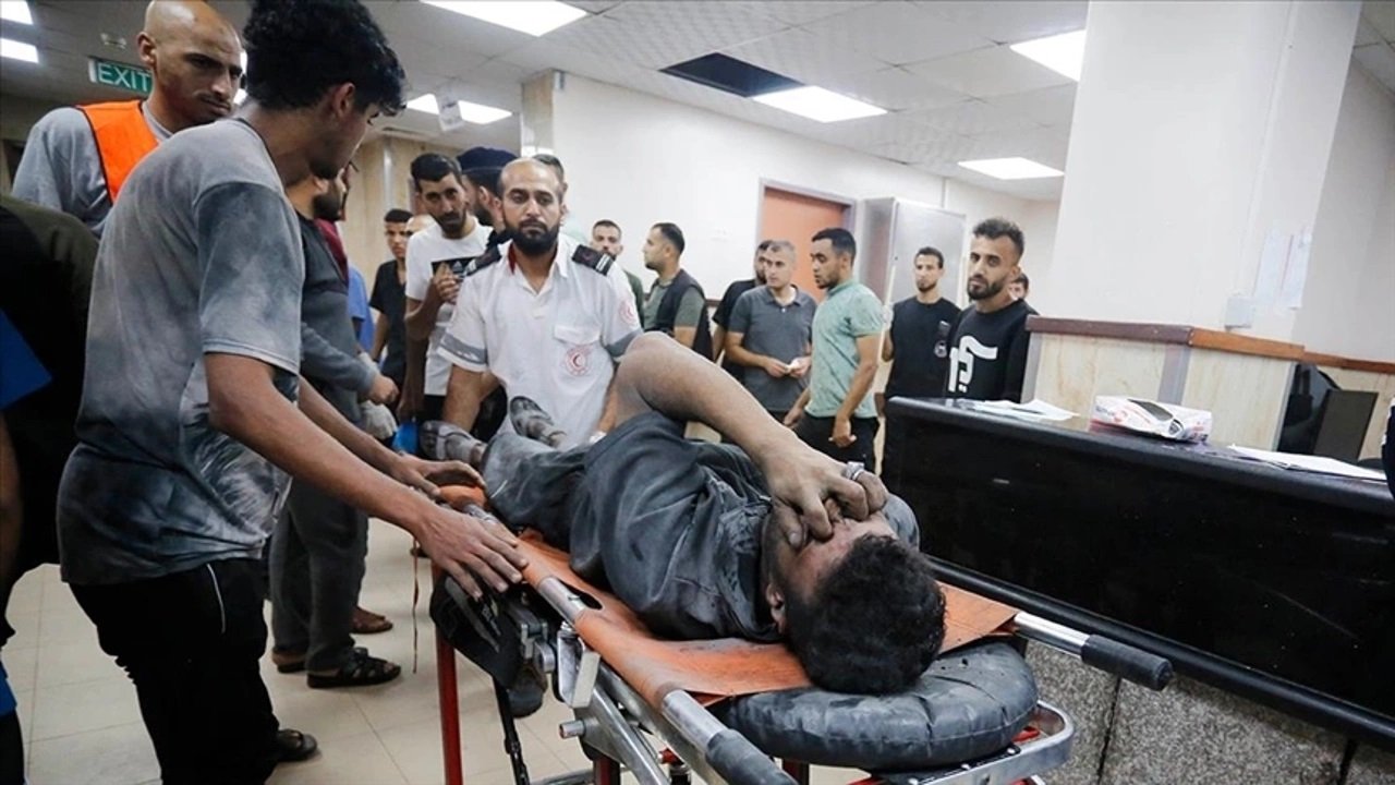 İsrail, Gazze'deki Şifa Hastanesini bombaladı