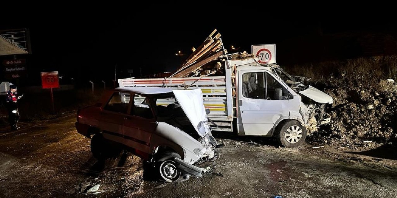 Otomobil ile kamyonet çarpıştı: 2 ağır yaralı