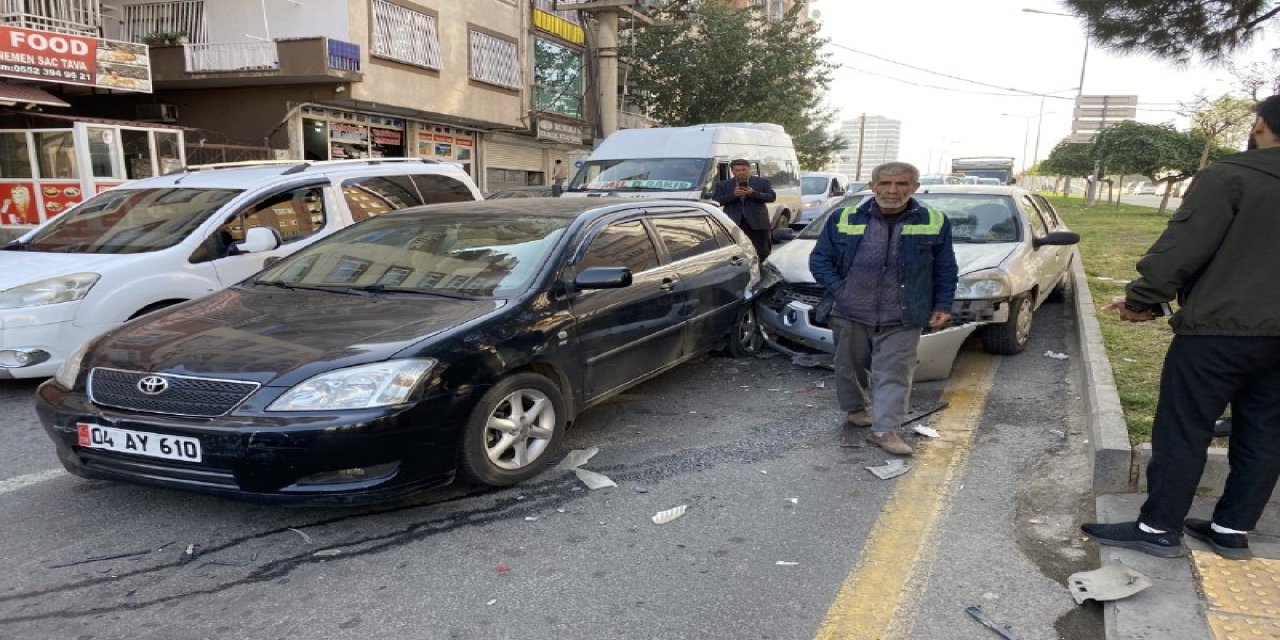 Diyarbakır'da 3 otomobilin karıştığı kazada yaralılar var