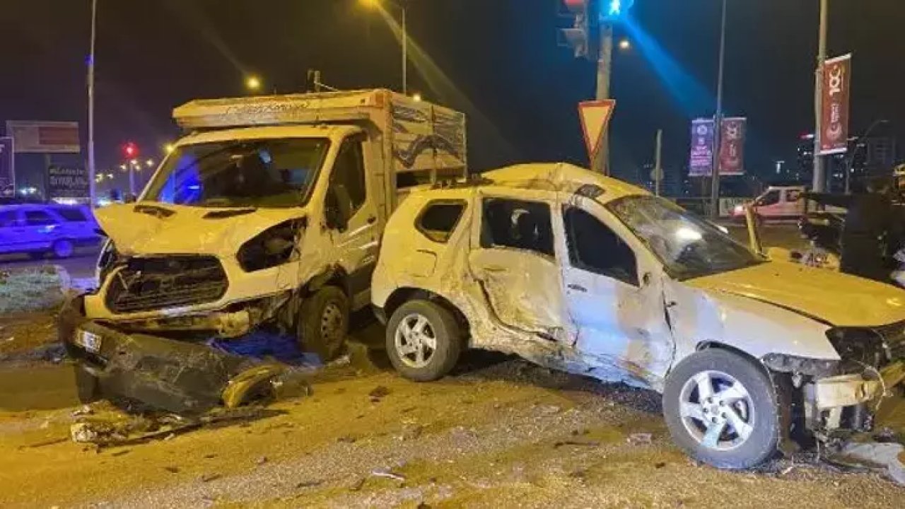 Diyarbakır'da kamyonet ile otomobil motosiklete çarptı