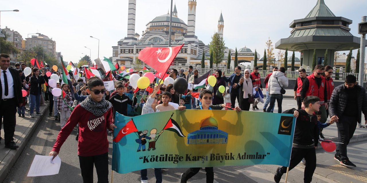 Diyarbakır'da çocuklar Gazze'deki akranları için yürüdü