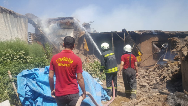Sur'da yangın: 2 ev ve 4 ahır küle döndü