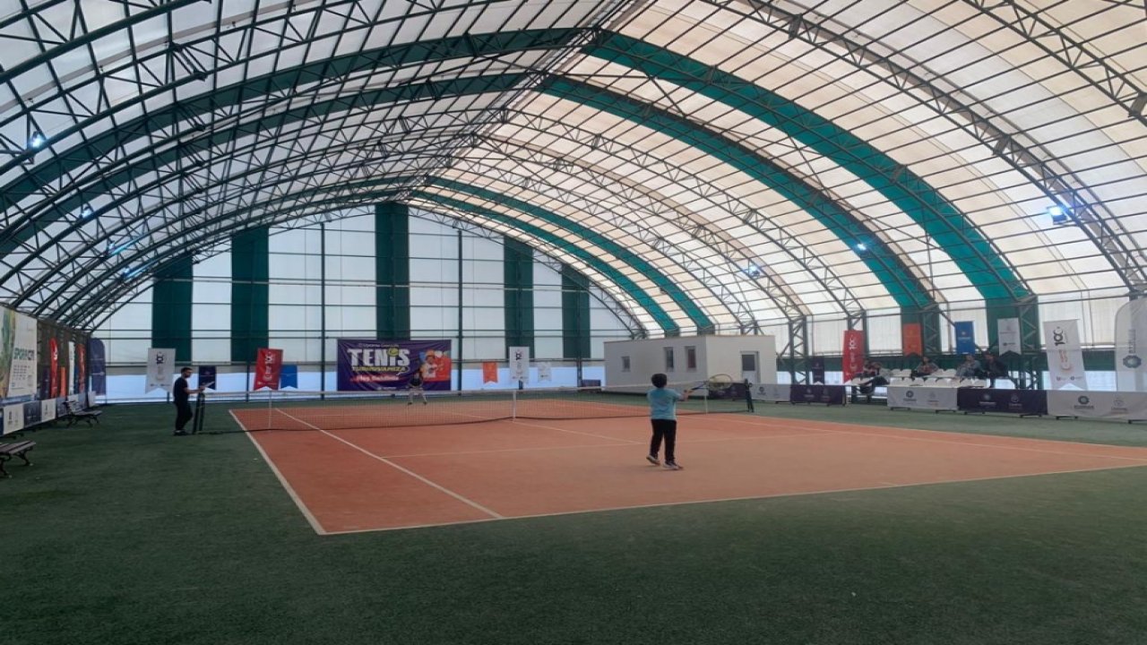 Tenis tutkunları Diyarbakır'da bir araya geldi