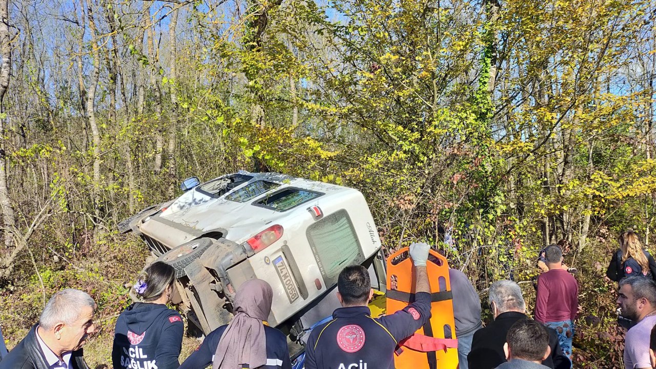 Minibüs şarampole uçtu: Ölü ve yaralılar var