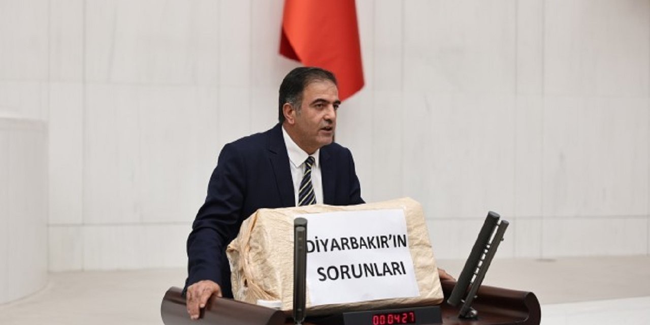 Diyarbakır’ın sorunlarını çuvalla meclise getirdi