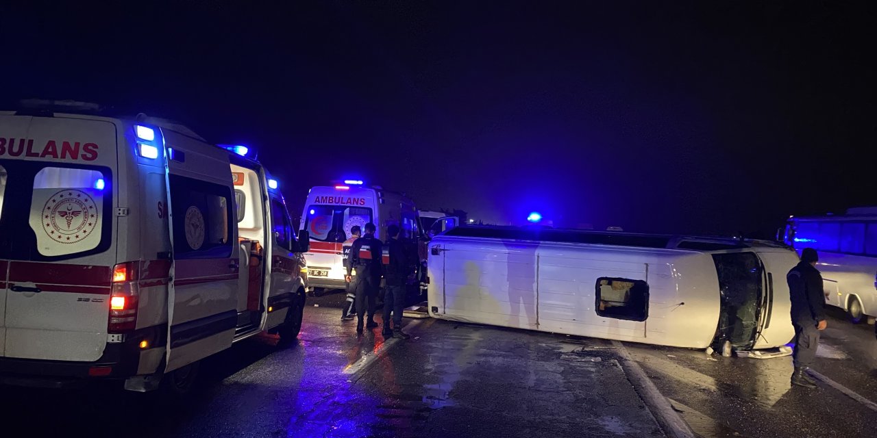 Diyarbakır'da yolcu minibüsü devrildi: Yaralılar var