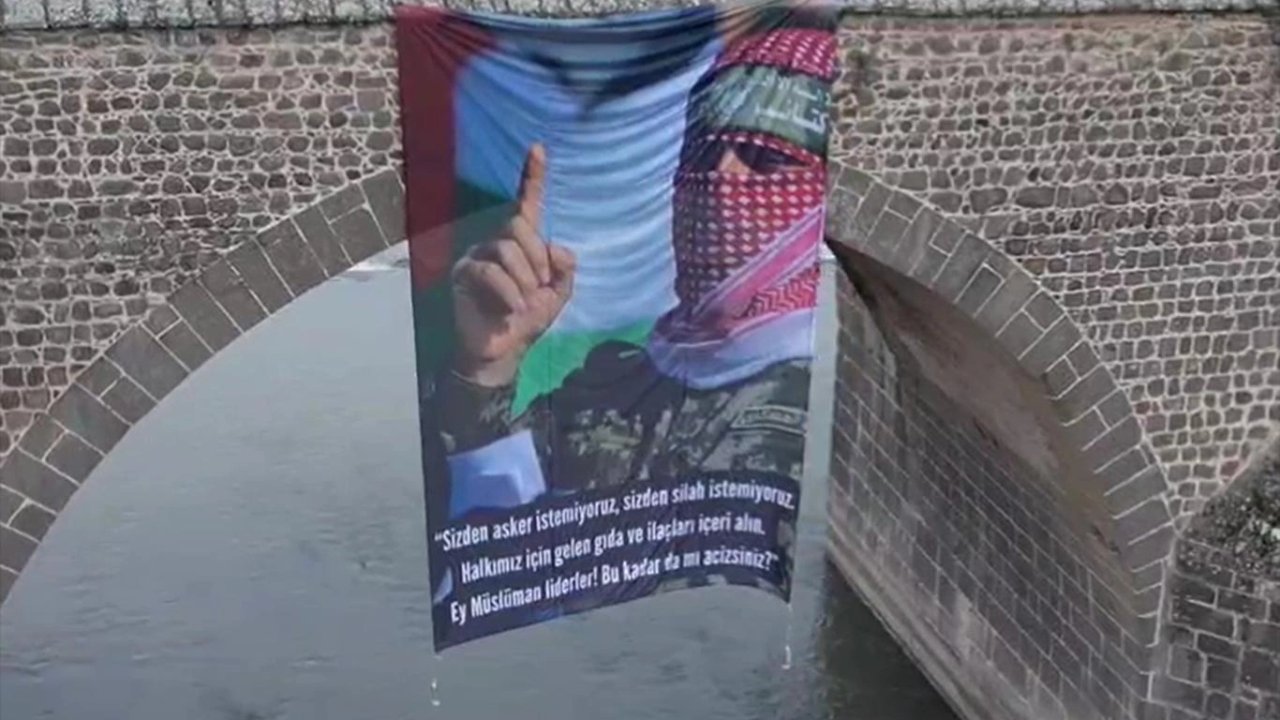Diyarbakır'da o poster bu defa On Gözlü Köprü'ye asıldı