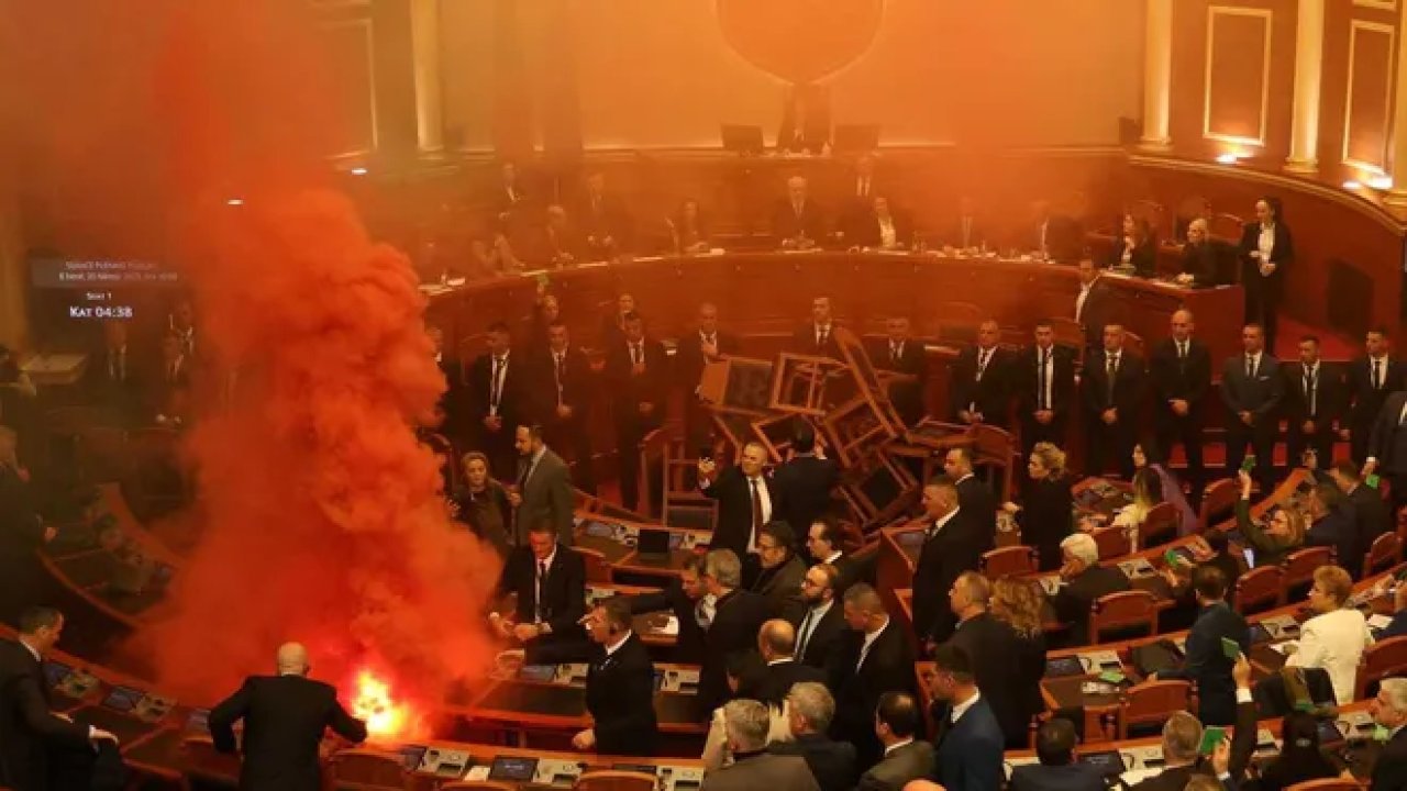 Meclis karıştı, sis bombası atıldı