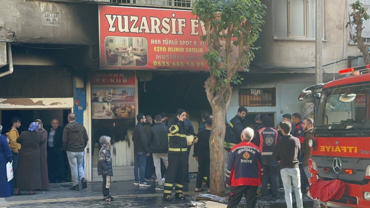 Diyarbakır'da spotçu dükkanı kül oldu