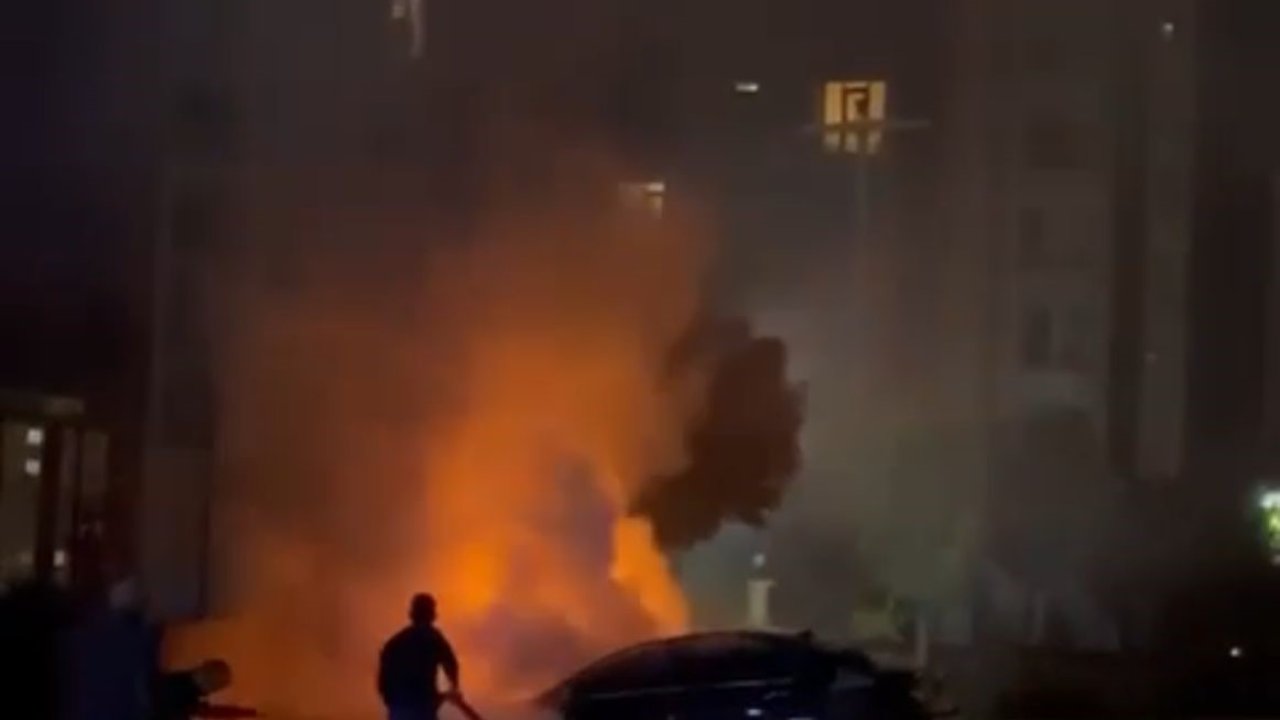 Diyarbakır’da otomobil alev alev yandı