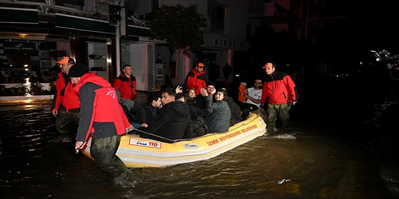 İzmir'de deniz taştı, sokaklar su altında kaldı