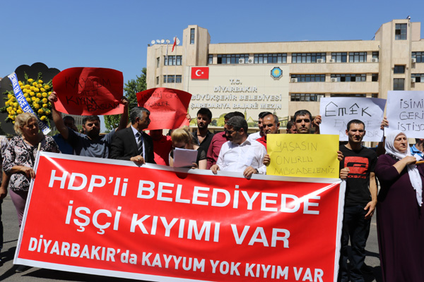 Büyükşehir Belediyesi önünde protesto