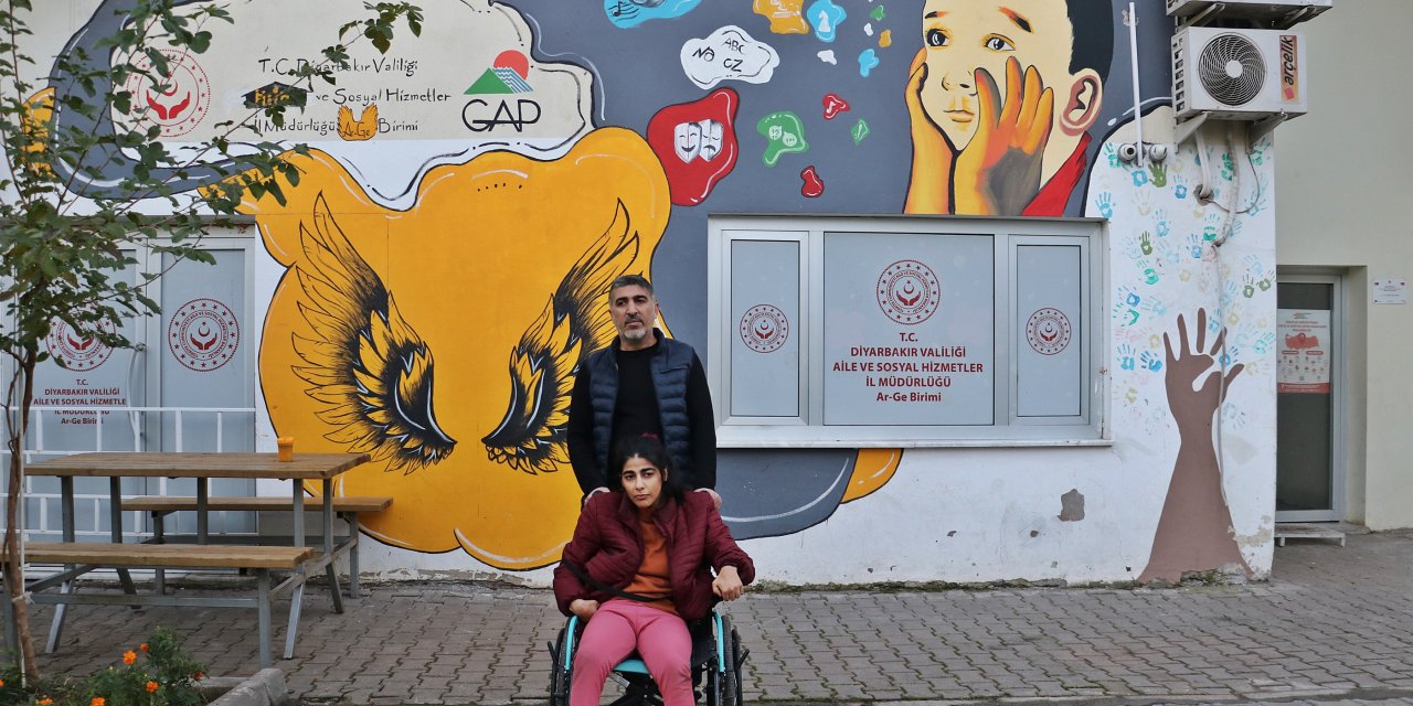 Diyarbakır’da engelli kızını çalıştığı kurumda sosyalleşmesini sağlıyor