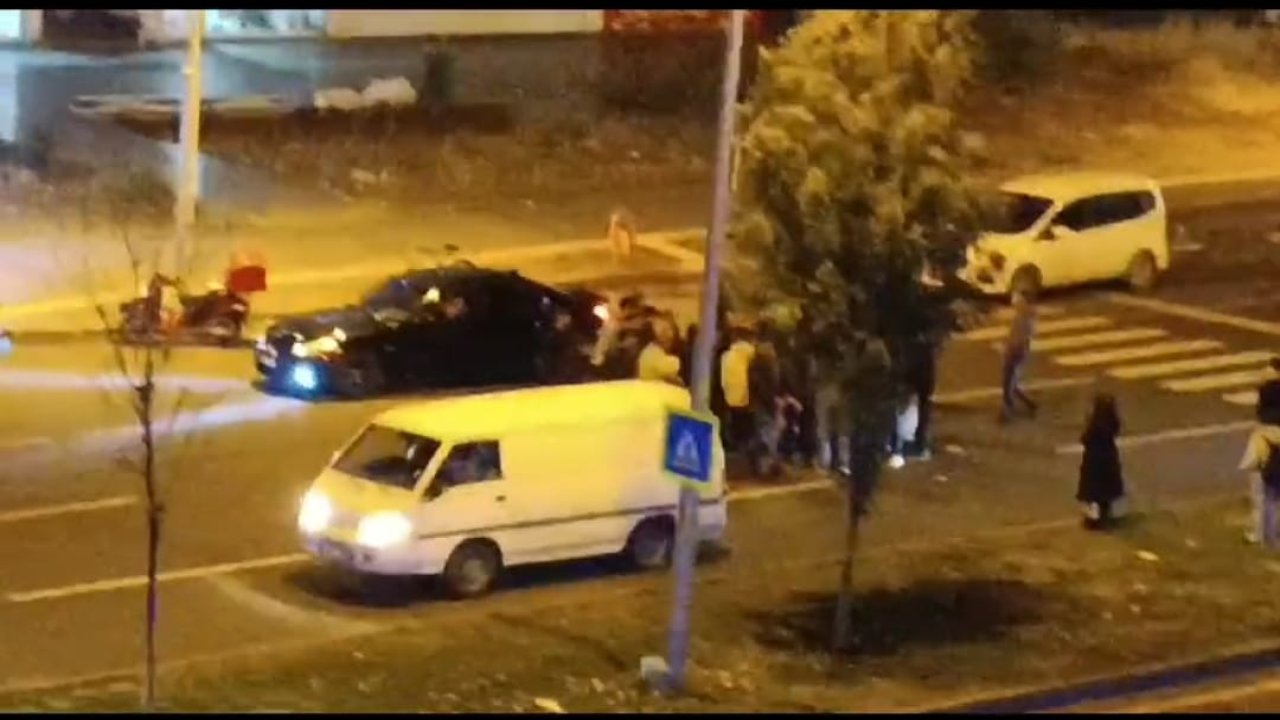 Diyarbakır'da kaza sonrası cadde yola kapatıldı