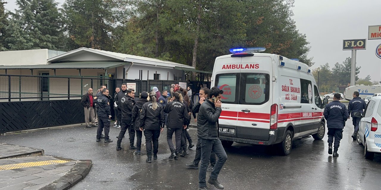 Diyarbakır'da adliyesinde çıkan kavgada 1'i polis, 2 kişi yaralandı