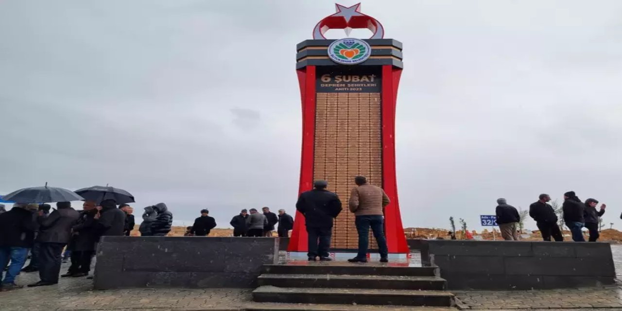 Depremde ölenlerin isimleri anıtta yaşatılıyor