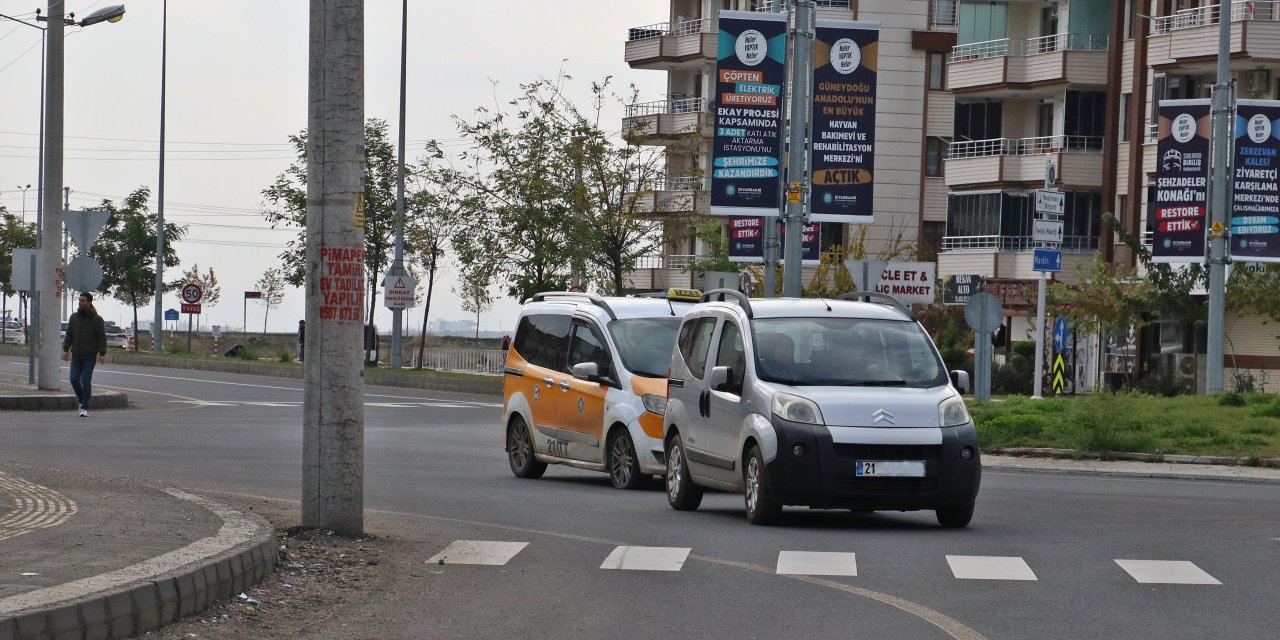 Diyarbakır’da belediye kaldırımı küçülttü, direk yolda kaldı