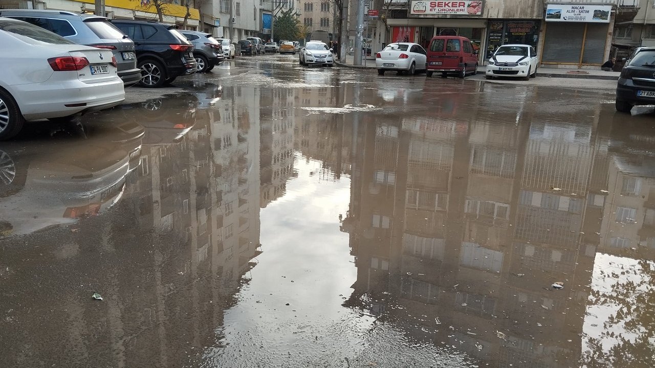 Diyarbakır’da su borusu patladı; Sokağı su bastı
