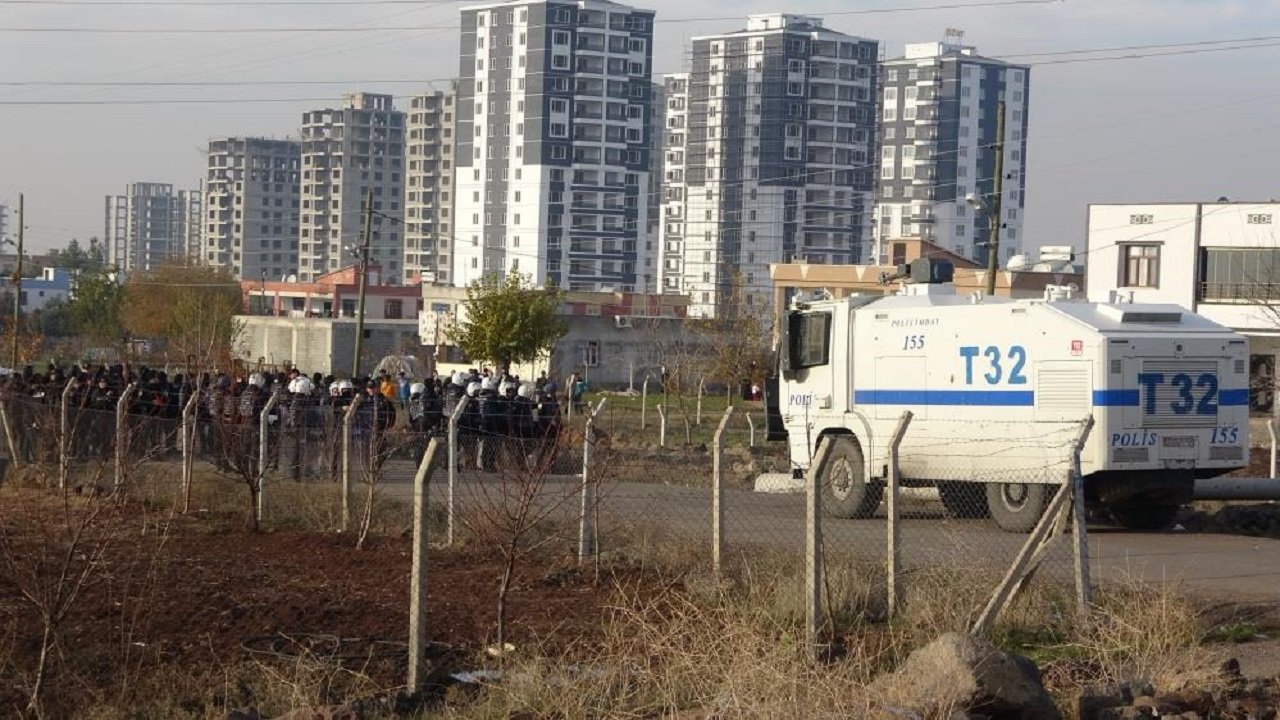 Diyarbakır’da gözaltı yapan polislere saldırı