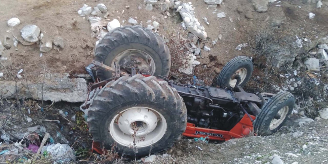 Traktör şarampole devrildi: 2 yaralı