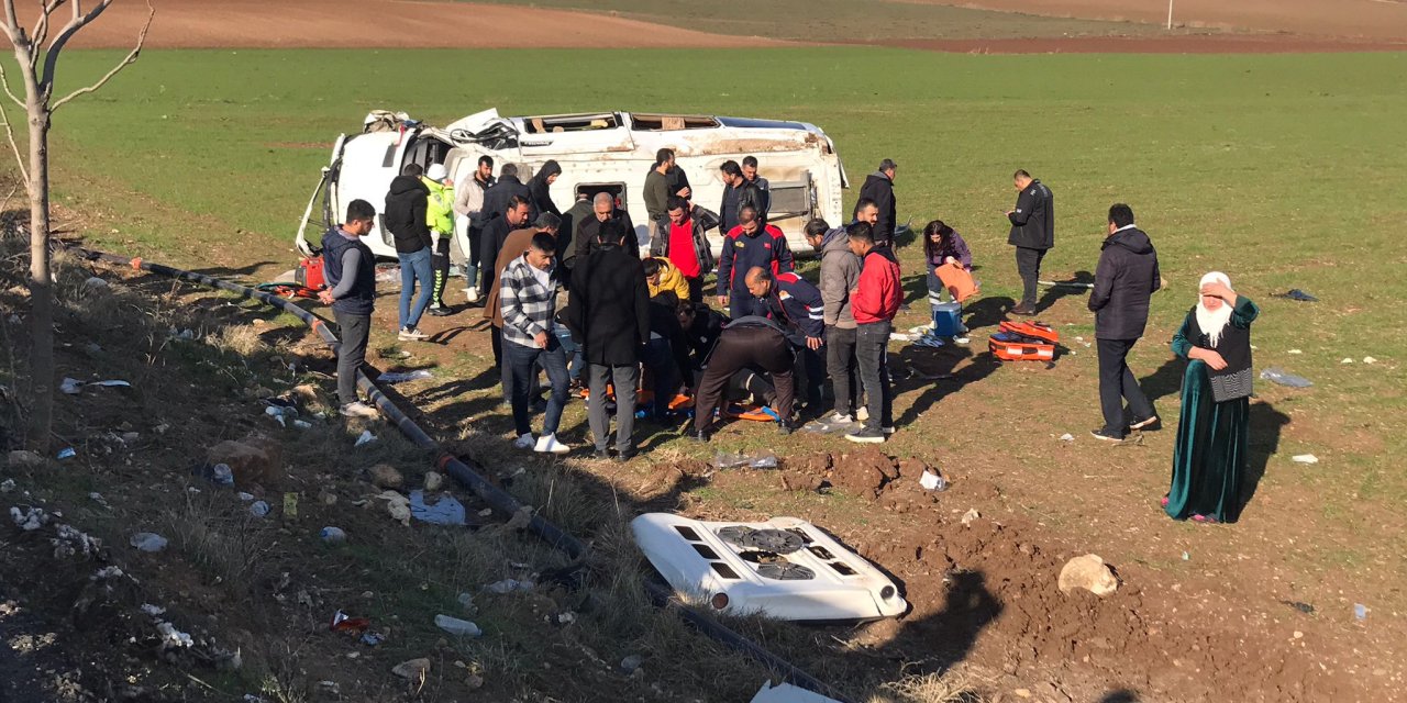 Diyarbakır’da yolcu minibüsü devrildi: 1'i ağır 15 yaralı