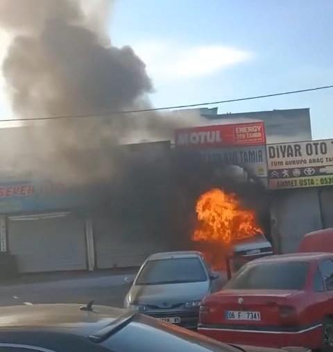 Diyarbakır’da tamir için bırakılan otomobil alev alev yandı