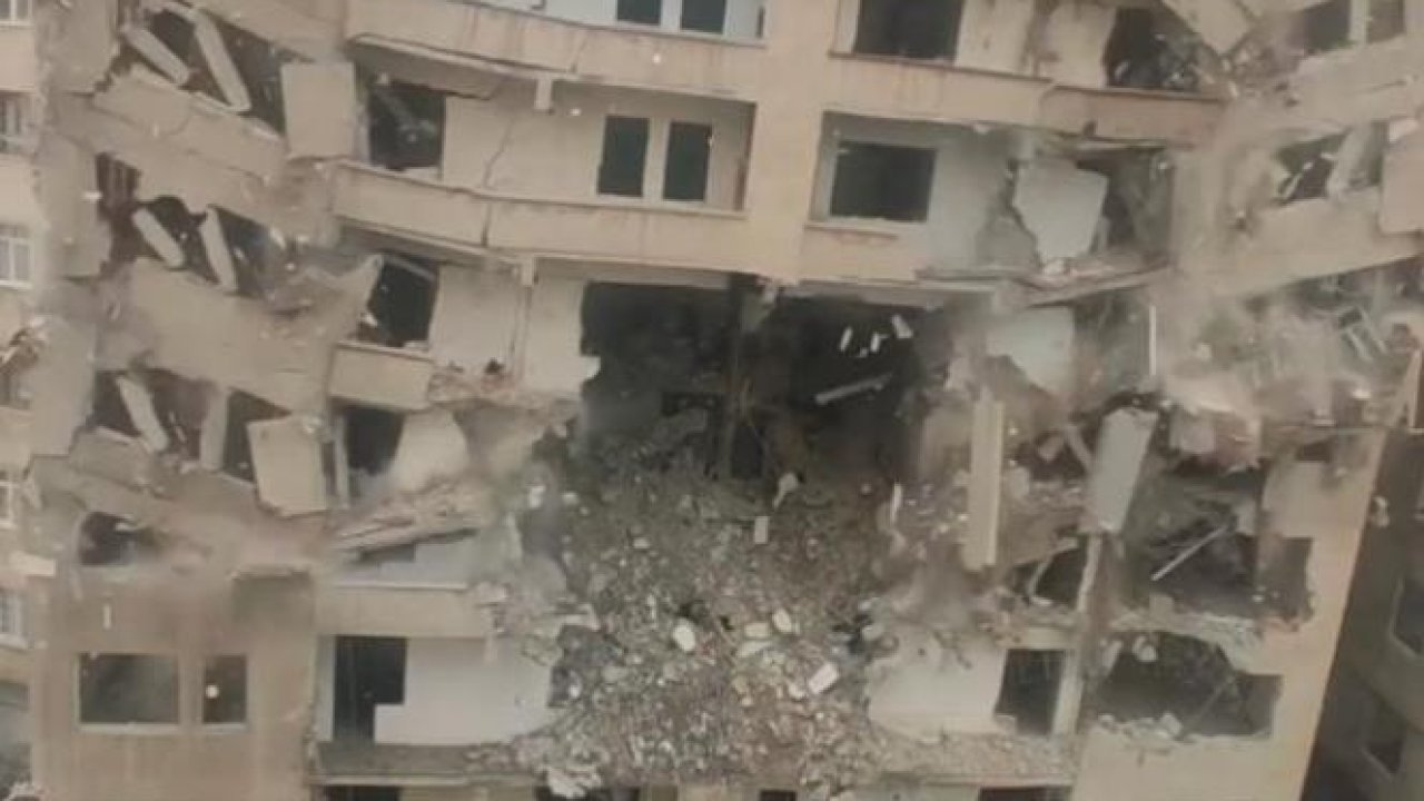 Diyarbakır'da ağır hasarlı bina korna eşliğinde yıkıldı