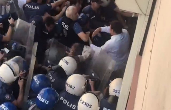 Video Haber: HDP binası önünde polis müdahalesi