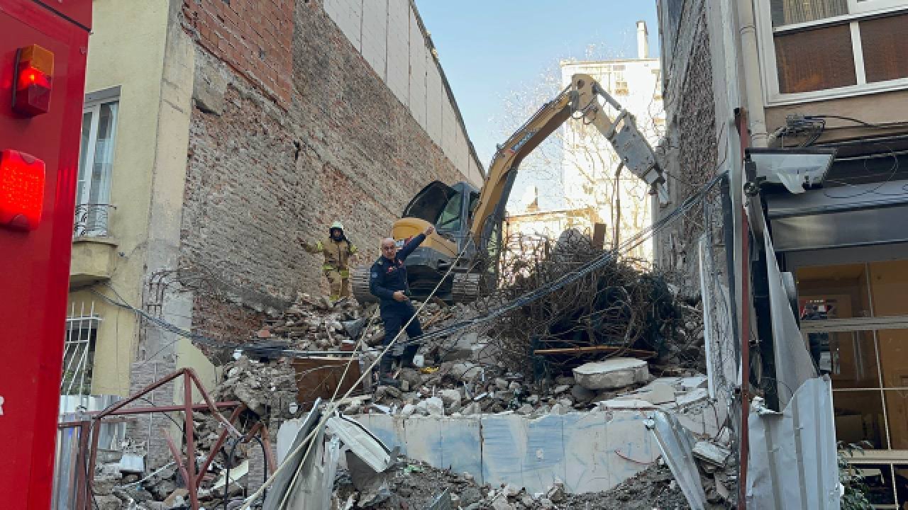 Bina çöktü! Enkaz altında kalan işçiyi kurtarma çalışmaları sürüyor