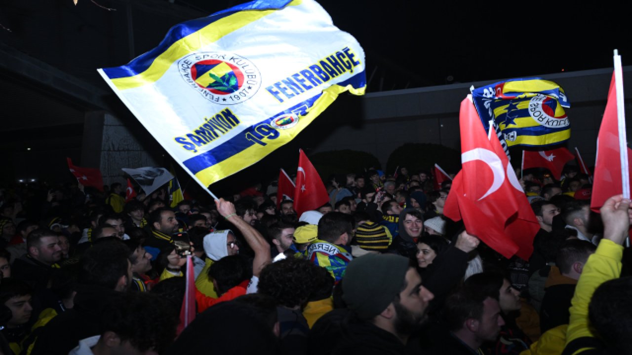 Galatasaray ve Fenerbahçe yurda döndü! Taraftarlar akın etti