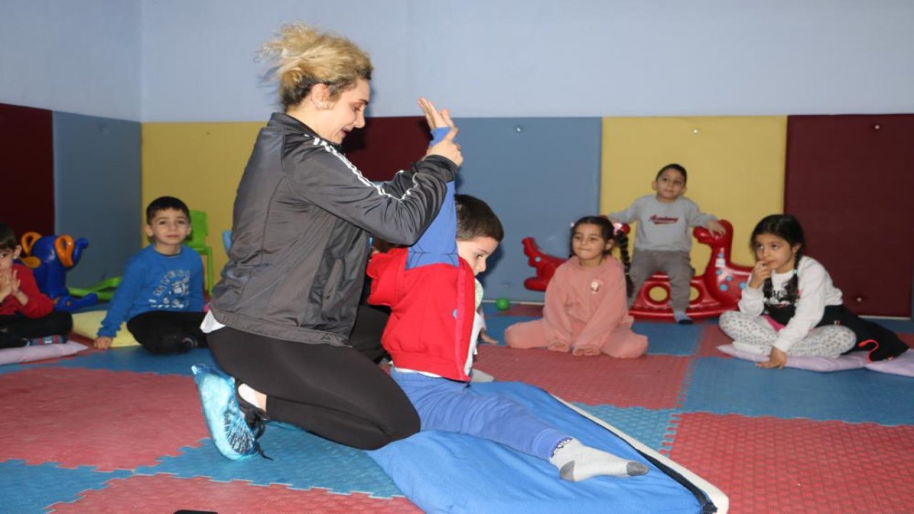 Diyarbakır'da öğrenciler derse başlamadan önce spor yapıyor