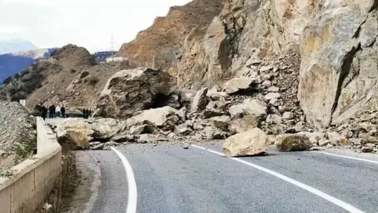 Kara yoluna dev kayalar düştü