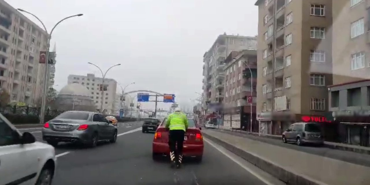 Diyarbakır’da polis, aracı 2 kilometre iterek akaryakıt istasyonuna götürdü