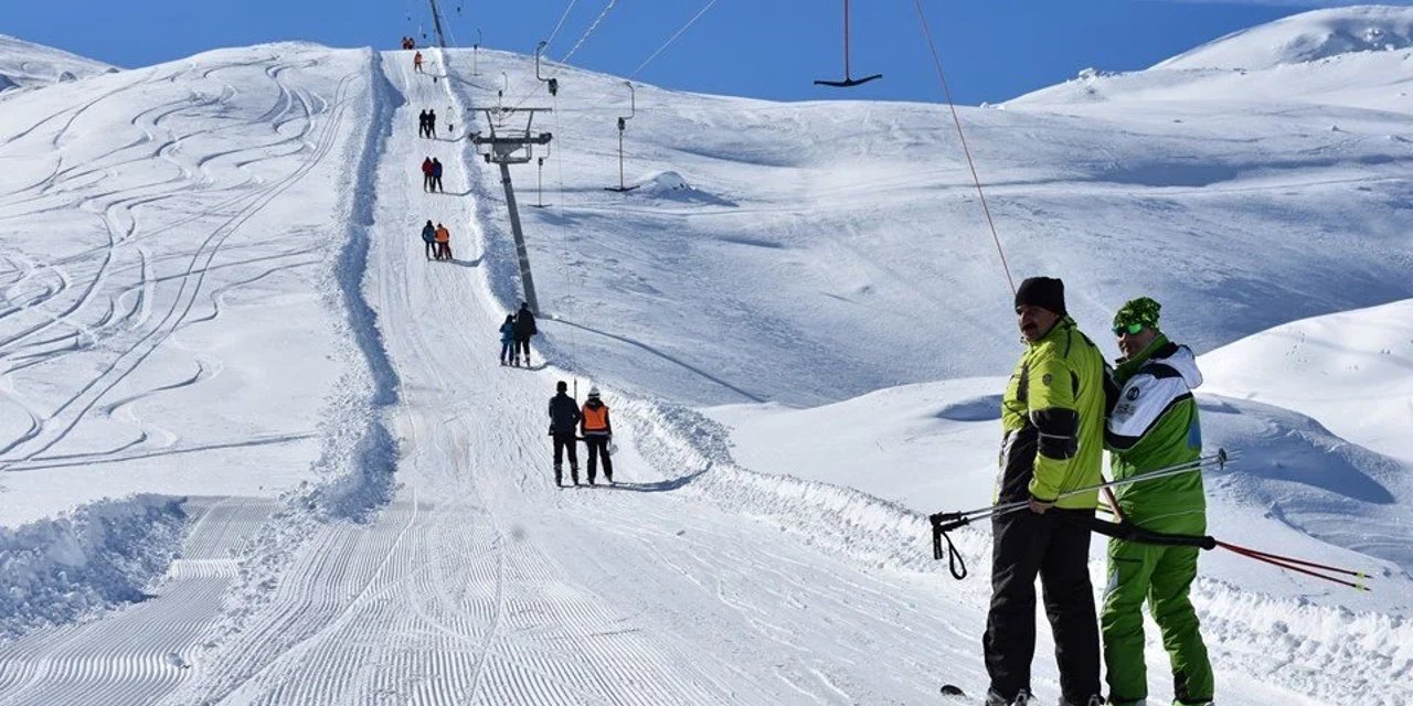 Hakkari’de 2 bin 800 rakımda kayak keyfi yaşanıyor