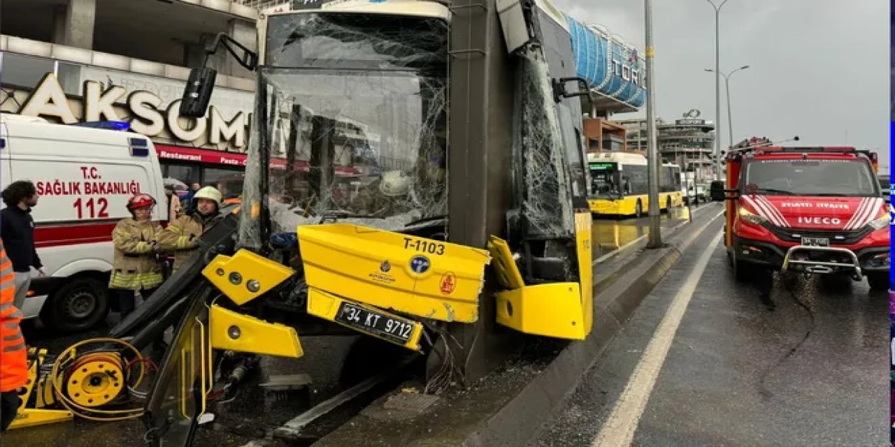 İETT otobüsü direğe çarptı: Çok sayıda yaralı var