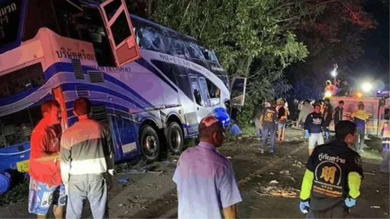Turistleri taşıyan otobüs kamyonla çarpıştı: Çok sayıda ölü var