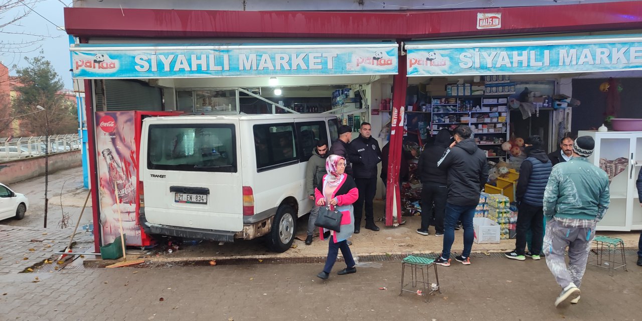 Diyarbakır'da minibüs markete girdi; çok sayıda yaralı öğrenci var