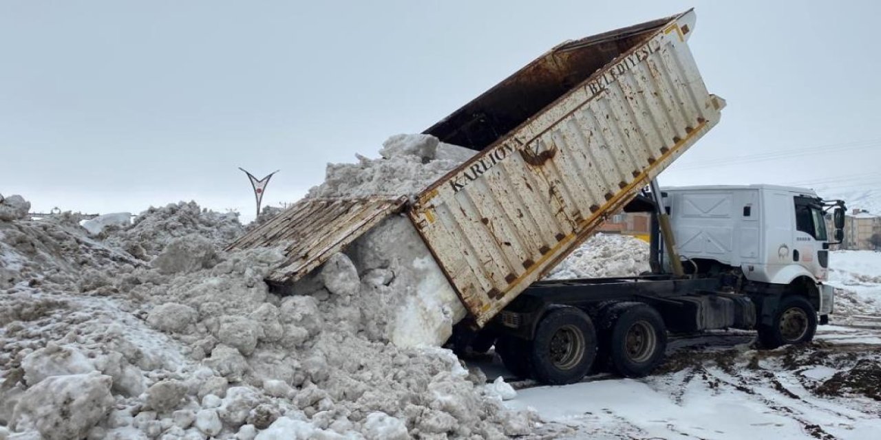 Günde 40 kamyon kar ilçe dışına atılıyor