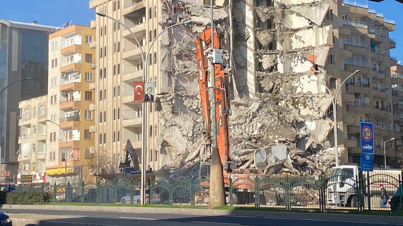 Diyarbakır’da yıkım çalışmaları sürüyor